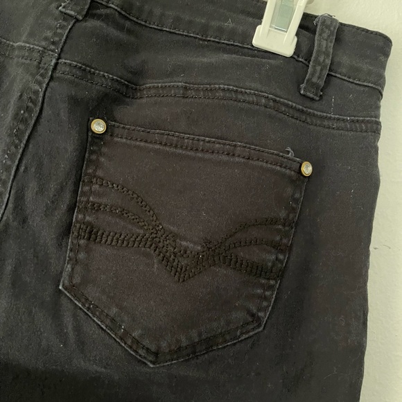 [New Directions] Black Weekend Capri Skinny Jeans - Picture 6 of 10